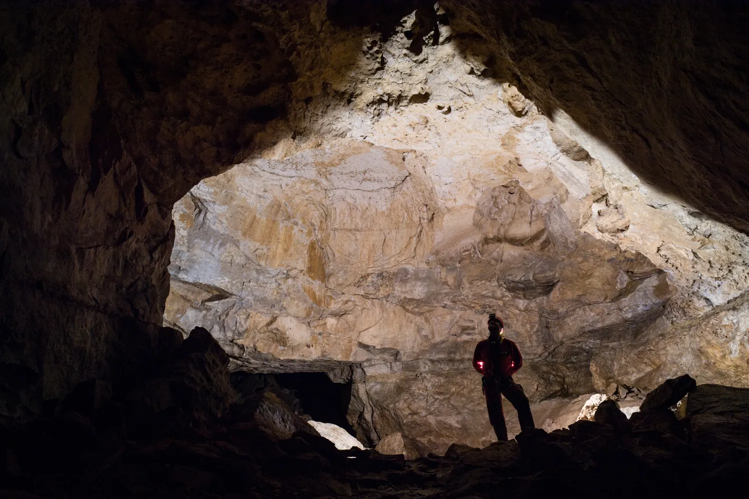 Au fond de la grotte de la Grande-Rolaz, dans le Jura vaudois.